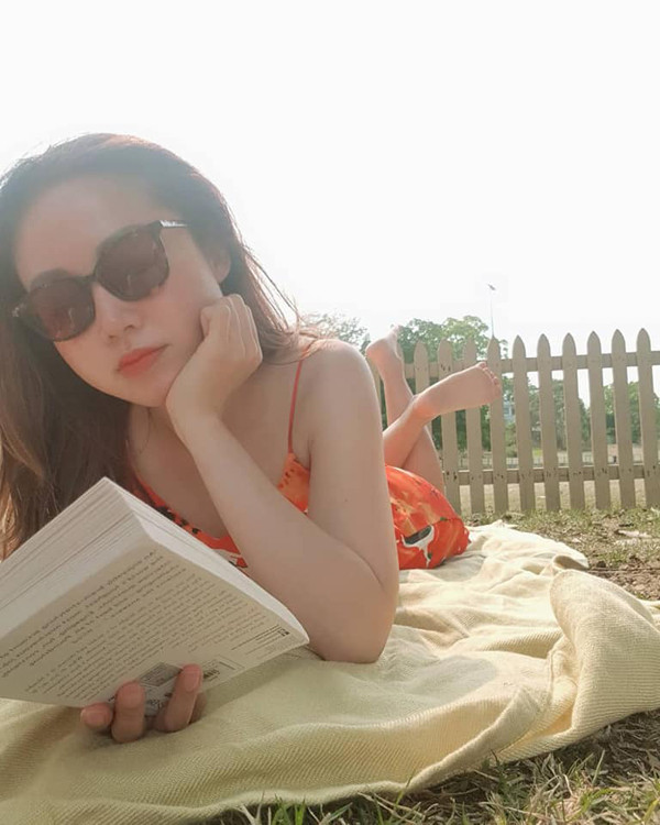 Ngoài hình ảnh chuyên nghiệp trong trang phục bay của hãng hàng không, không ít lần Jolin Nguyễn gây xao xuyến với nhan sắc ngọt ngào.