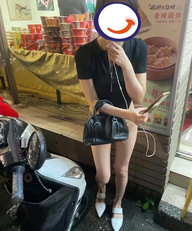 Cụ thể, cô gái xuất hiện với bộ đồ bơi liền thân. Bộ đồ có phần thân trên được thiết kế như một chiếc áo phông ngắn tay. Trong khi đó, phần thân dưới lại thiết kế quá táo bạo, phần vải nhỏ xíu chỉ đủ che 1 phần vùng kín.