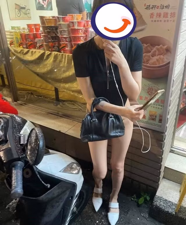 Cụ thể, cô gái xuất hiện với bộ đồ bơi liền thân. Bộ đồ có phần thân trên được thiết kế như một chiếc áo phông ngắn tay. Trong khi đó, phần thân dưới lại thiết kế quá táo bạo, phần vải nhỏ xíu chỉ đủ che 1 phần vùng kín.