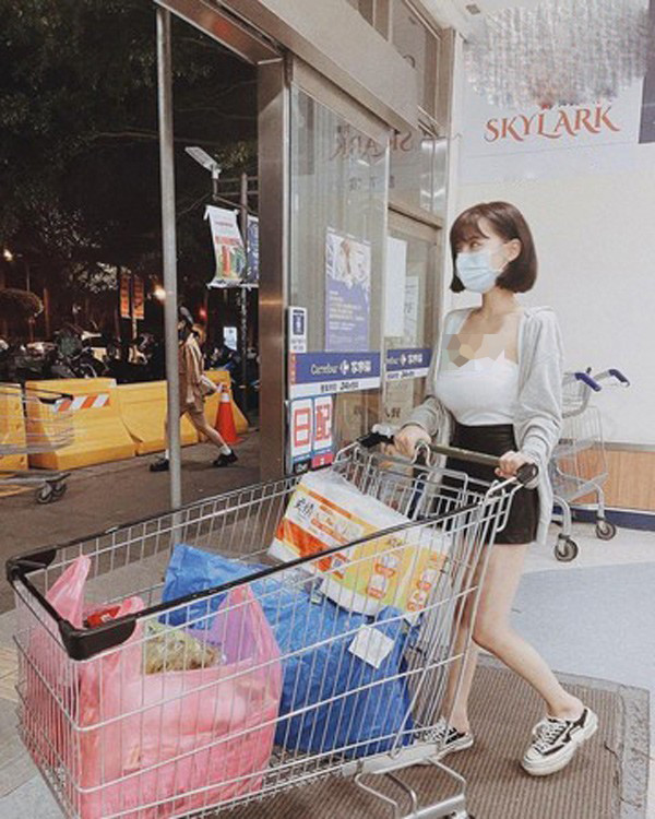 Bên cạnh những người thận trọng, không ít chị em lại ăn mặc thái quá. Thậm chí “ bỏ quên” nội y mà vẫn vô tư đi lại khắp các gian hàng.