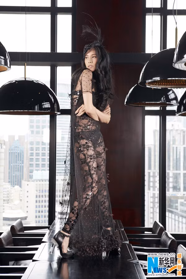 Trước sự phẫn nộ quá lớn của cộng đồng mạng, người đẹp đã lập tức xin lỗi, cho rằng đây là sơ suất của mình khi có trợ lý trang phục riêng, và không đủ chú ý đến thương hiệu của các mẫu trang phục. Người đẹp sẽ gỡ video khỏi các nền tảng trực tuyến.