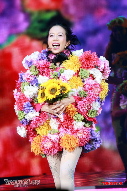 Thực tế trước sự việc về thương hiệu này, Mạc Văn Úy cũng khiến nhiều khán giả "toát mồ hôi" trước phong cách thời trang của cô.