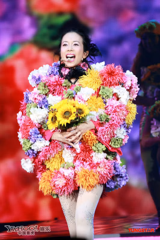 Thực tế trước sự việc về thương hiệu này, Mạc Văn Úy cũng khiến nhiều khán giả "toát mồ hôi" trước phong cách thời trang của cô.