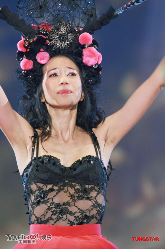 Thế nhưng lần này người tình cũ của Châu Tinh Trì lại gây phẫn nộ bởi lý do khác. Trong MV ca khúc mới của mình - "A woman for all seasons", cô đã diện một thiết kế của Dolce &amp; Gabbana.