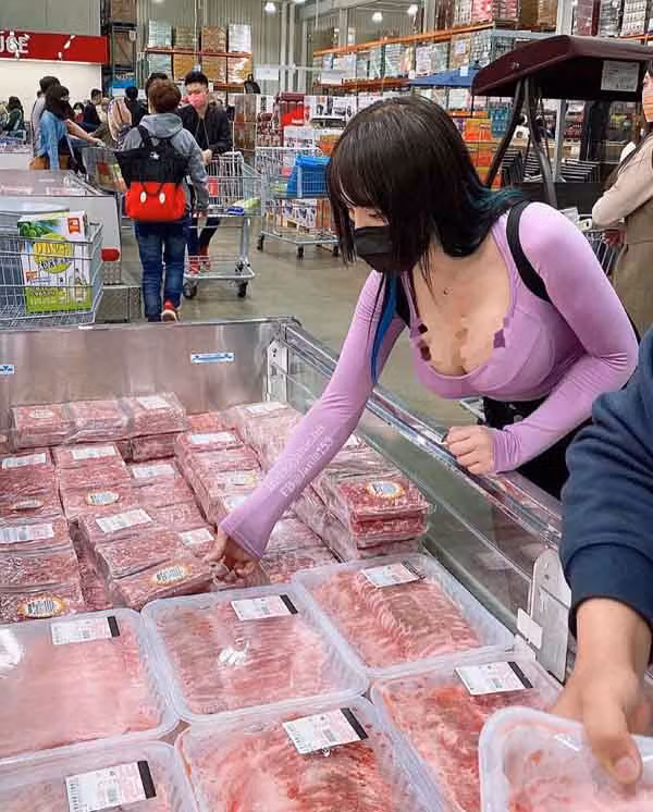 Bức ảnh nhanh chóng được lan truyền. Bên cạnh lời khen về thân hình nóng bỏng, không ít người ngán ngẩm vì gu ăn mặc hở bạo, thích phô trương vòng 1 đến mức phản cảm.