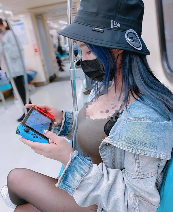 Những bức hình khoe vòng 1 căng tràn tại tàu điện...