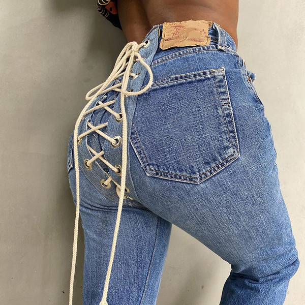 Đây không phải lần đầu có những mẫu quần jeans khiến người khác nhìn vào “bấn loạn”. Việc sáng tạo là cần thiết song sáng tạo quá đà dễ khiến chiếc quần gắn mác thảm họa thời trang.