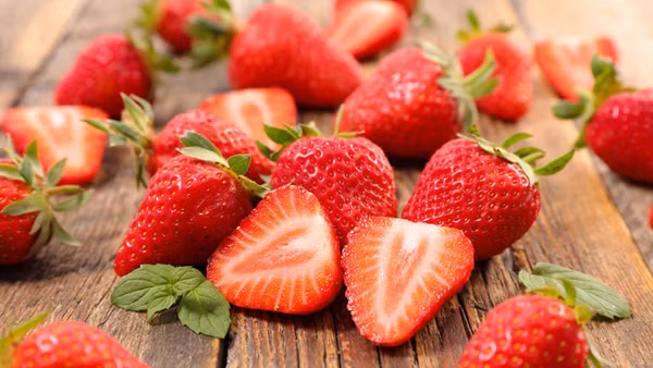 Loại quả này cũng chứa lượng vitamin C, mangan, kali, folate... vô cùng dồi dào. Đặc biệt, chất chống oxy hóa và các hợp chất trong dâu tây được công nhận tốt cho tim mạch, giúp kiểm soát đường huyết rất tốt.