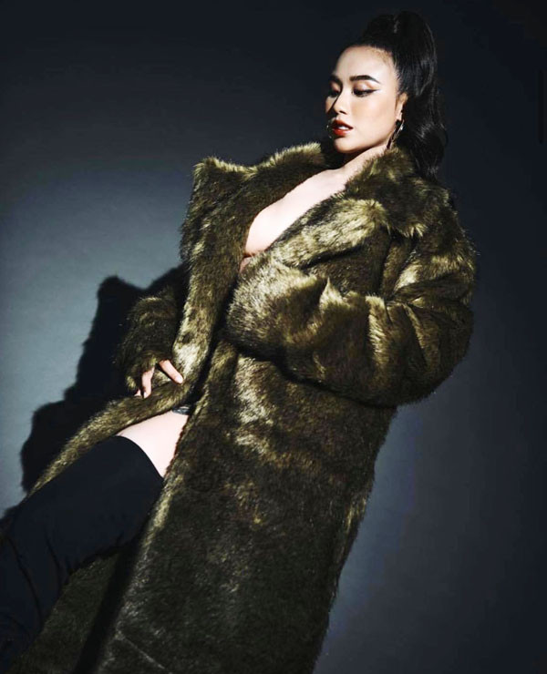 Đặc biệt, hotgirl mạnh dạn với phong cách không nội y, thoải mái để lộ vòng ngực lấp ló dù trang phục không hề thiếu vải. Chỉ thời gian ngắn đăng tải, loạt ảnh nhận về hơn 3500 lượt thích cùng nhiều bình luận.