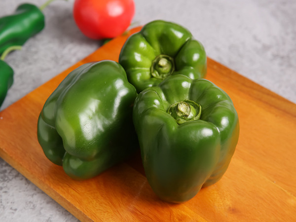 Ớt xanh. Ớt xanh chứa nhiều vitamin C và các chống oxy hóa hiệu quả. Khi đi vào cơ thể, chúng giúp duy trì sự toàn vẹn của mạch máu, da, cơ quan nội tạng và cả xương. Ăn ớt xanh thường xuyên giúp ngăn ngừa bệnh hoại huyết và hỗ trợ hệ miễn dịch của bạn.