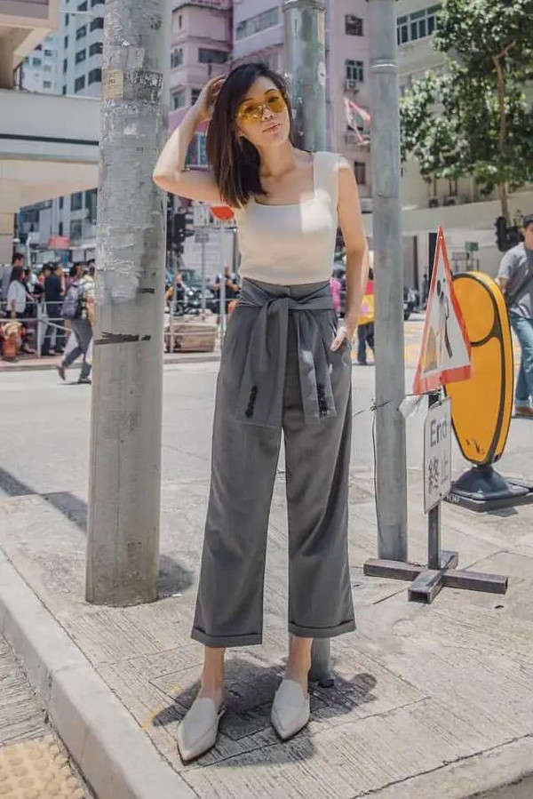  Quần tây cạp cao. Quần tây cạp cao ngày càng được nhiều giới trẻ xứ Trung chọn mặc. Trên đường phố, tần suất xuất hiện của mẫu quần tây cạp cao có lẽ chỉ xếp sau quần ống rộng vốn phổ biến từ lâu.