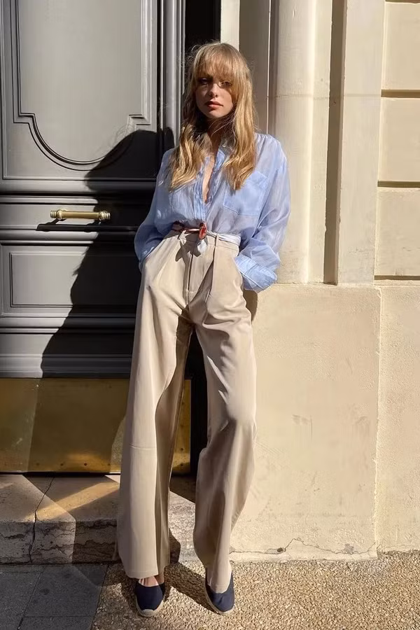 Điểm nhấn của mẫu quần này là phần đai thắt lưng cao, ống quần dài xếp ly cùng chi tiết túi đính kèm tiện dụng. Tùy vào người dùng, quần tây cạp cao sẽ có độ dài rộng khác nhau song khi mặc lên đều dễ dàng che khuyết điểm như hông to, chân ngắn, bụng bánh mì hoặc chảy xệ.