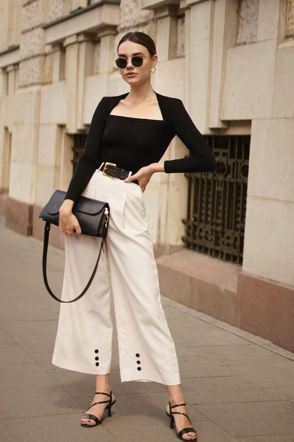 Khi mặc quần trắng, bạn nên kết hợp với những đôi cao gót mảnh để tạo diện mạo thanh thoát. Tránh đi giày thể thao bởi chúng khó ăn nhập.