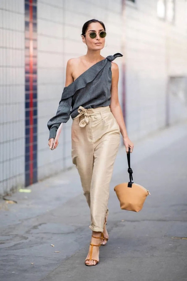 Gam màu được yêu thích nhất là trắng, xám hoặc ghi. Nhìn chung, những gam màu này mang lại cảm giác mỏng manh, mềm mại cho người mặc.