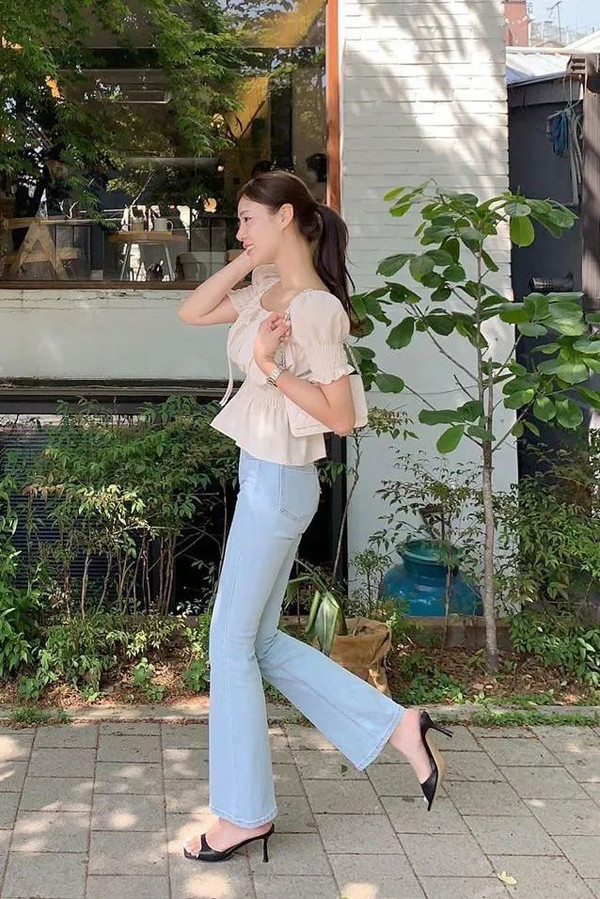 Khi mặc quần ống loe, người mặc sẽ có được vẻ bề ngoài đậm chất cổ điển. Mẫu quần cũng không hề kén chọn phụ kiện. Bạn hoàn toàn có thể tận dụng đôi giày cao gót hoặc mẫu giày thể thao mình có.