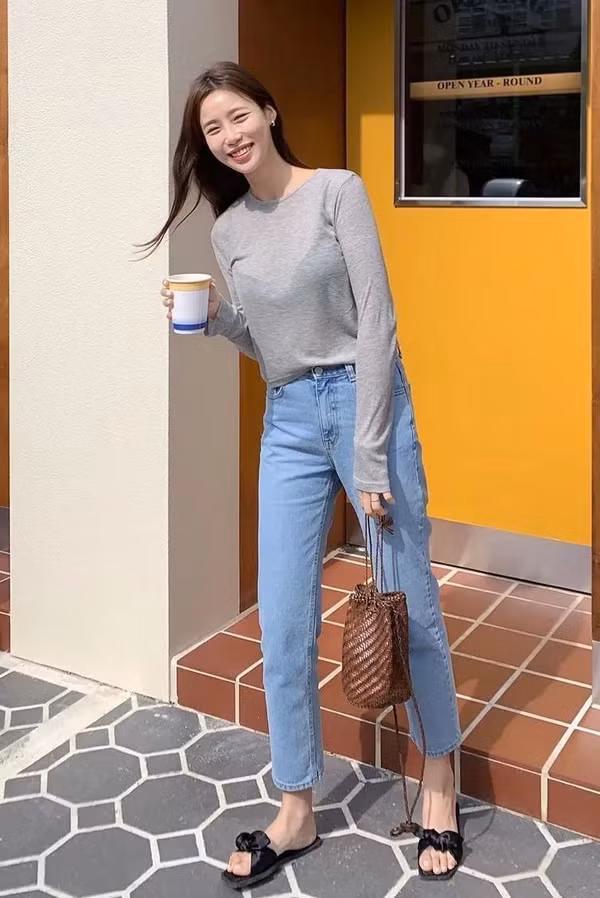 Để không bị lạc mốt, bạn nên chọn loại jean ống côn cạp cao thay vì cạp trễ - loại mốt của nhiều năm trước. Khi lên đồ, jean ống côn được nhận xét giúp khắc phục khuyết điểm ngoại hình như hông rộng, chân vòng kiềng.