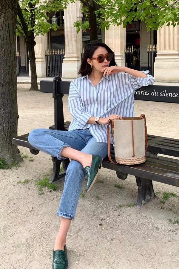 Quần jean ống côn. Quần jean ống côn được may với ống quần rộng rãi, hướng tới sự thoải mái cho người mặc. Về kích thước, quần jean ống không rộng bằng loại jean ống suông (Relaxed jean) và rộng hơn loại jean ôm (skinny jean).