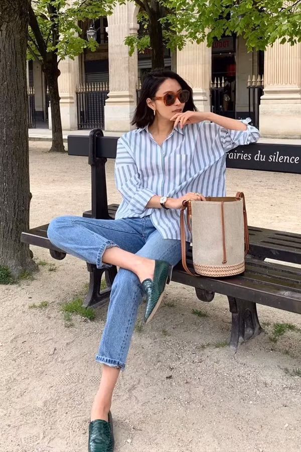 Quần jean ống côn. Quần jean ống côn được may với ống quần rộng rãi, hướng tới sự thoải mái cho người mặc. Về kích thước, quần jean ống không rộng bằng loại jean ống suông (Relaxed jean) và rộng hơn loại jean ôm (skinny jean).