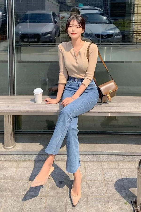 Mang đậm chất retro song quần jean ống côn vẫn giúp người mặc trở nên thời thượng nhờ khả năng hack dáng, dễ phối đồ xuống phố. Khi mặc mẫu quần này, bạn gái hoàn toàn có thể kết hợp với những chiếc áo mát mẻ, nữ tính hoặc cá tính.