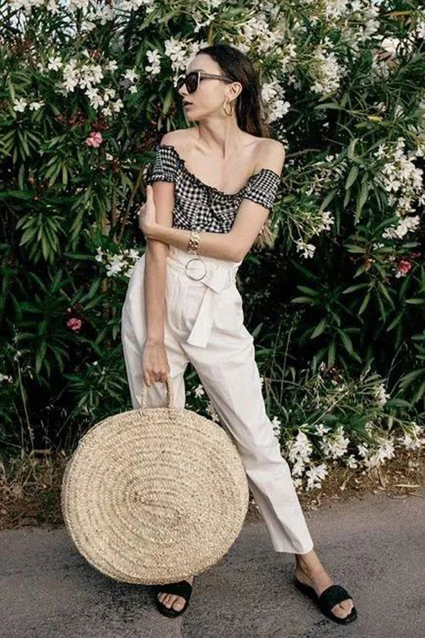 Để hack dáng tối đa, chị em sẽ kết hợp quần tây cạp cao với áo trễ vai. Mẫu quần cũng thường được kết hợp với áo phông mang lại tổng thể tối giản song vẫn mềm mại, đầy nữ tính.