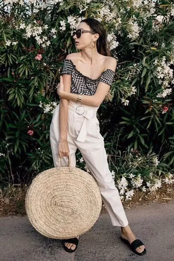 Để hack dáng tối đa, chị em sẽ kết hợp quần tây cạp cao với áo trễ vai. Mẫu quần cũng thường được kết hợp với áo phông mang lại tổng thể tối giản song vẫn mềm mại, đầy nữ tính.