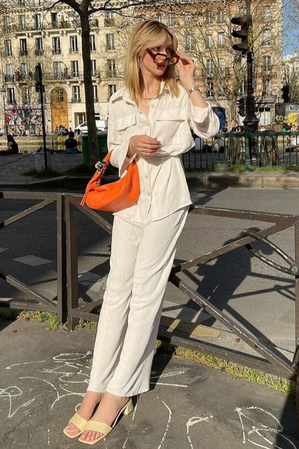 Quần trắng. Quần tây trắng mang tới cảm giác nhẹ nhàng và mềm mại. Khi đi giữa trời nắng nóng, một chiếc quần ống rộng màu trắng giúp người nhìn cảm thấy bớt ngột ngạt hơn nhiều.