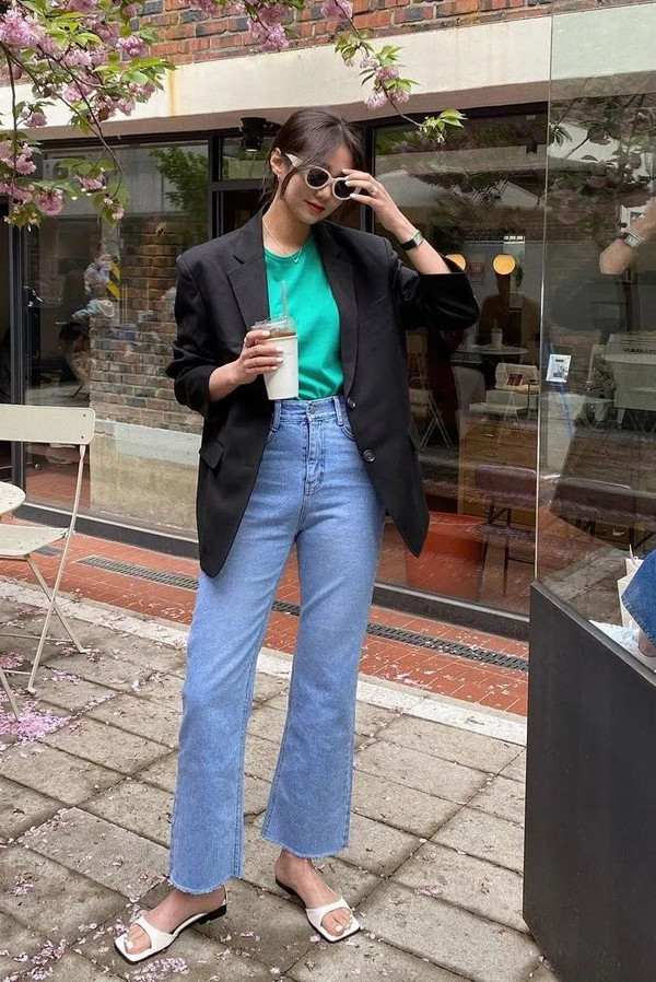 Quần ống loe. Quần ống loe là kiểu quần tôn dáng mang hơi hướng vintage, được nhiều chị em xứ Trung ưu ái chọn mặc. Ưu điểm của mẫu quần này là phần gấu quần rộng dễ che khuyết điểm đùi và bắp chân to.