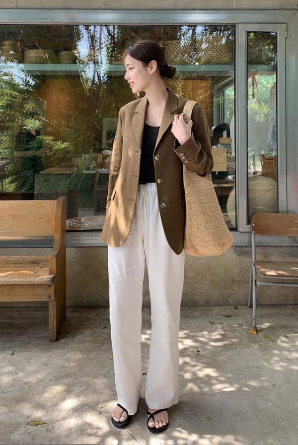 Mặc quần trắng, chị em có thể lựa chọn kiểu dáng, chất liệu theo sở thích. Chẳng hạn, những người chuộng vẻ nữ tính có thể may theo dáng quần suông ống rộng.