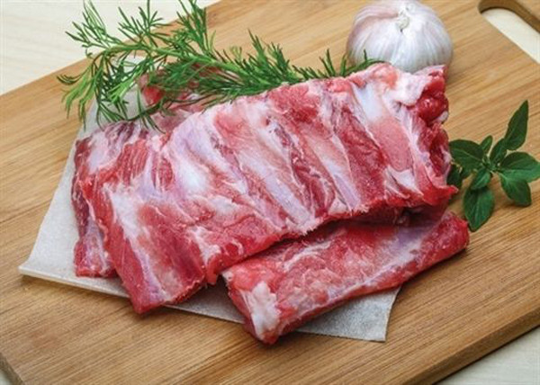 Sườn có màu xỉn. Dù là sườn non hay những thực phẩm khác muốn ngon thì cần phải có độ tươi. Do đó, khi chọn sườn bạn nên nhìn màu sắc của nó để biết được độ tươi ngon của sườn. Thông thường sườn non tươi có màu hồng nhạt, ấn vào thấy có sự đàn hồi, không có mùi ôi thiu.