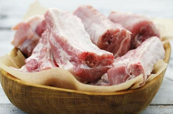 Sườn lợn có thể chế biến thành nhiều món ngon khác nhau như kho, rang, nướng, hầm hoặc xào chua ngọt. Việc lựa chọn sườn lợn đảm bảo có ý nghĩa quyết định sự thành công của món ăn. Vì vậy khi đi chợ, chị em nên tránh loại sườn không nên mua dưới đây.