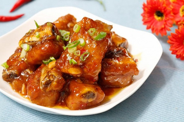 Tùy vào mục đích nấu nướng, bạn lựa chọn loại sườn phù hợp. Với món sườn xào chua ngọt, kho hoặc rán, nên chọn sườn nhiều nạc, ít hoặc không có mỡ, nhiều sụn.