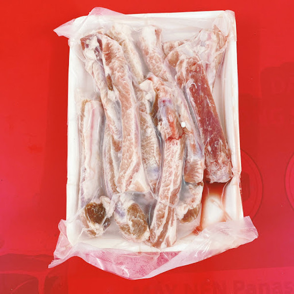 Trong khi đó, loại sườn có màu xỉn thường là sườn không tươi. Dùng loại sườn này chế biến món ăn vừa không ngon, lượng dinh dưỡng cũng bị hao hụt nhiều.