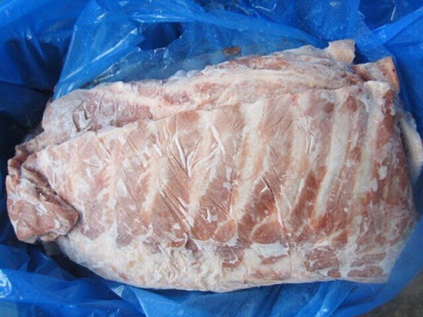 Ngoài lý do bị bơm nước, sườn đông lạnh cũng dễ có bề mặt quá ướt. Nguyên nhân bởi khi được bày bán, sườn sẽ rã đông khiến bề mặt chúng xuất hiện hơi nước ngưng đọng.