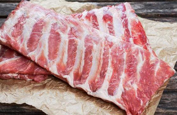 Loại sườn không nên mua – sườn có bề mặt quá ướt. Nhu cầu thịt lợn rất lớn, giá thành của loại thịt này cũng khá cao. Để tăng lợi nhuận, không ít tiểu thương sẽ sử dụng mánh khóe. Một trong những tiểu xảo quen thuộc là bơm nước hoặc phun nước lên thịt. Khi được bày bán, bề mặt miếng sườn sẽ trở nên ẩm ướt bất thường.