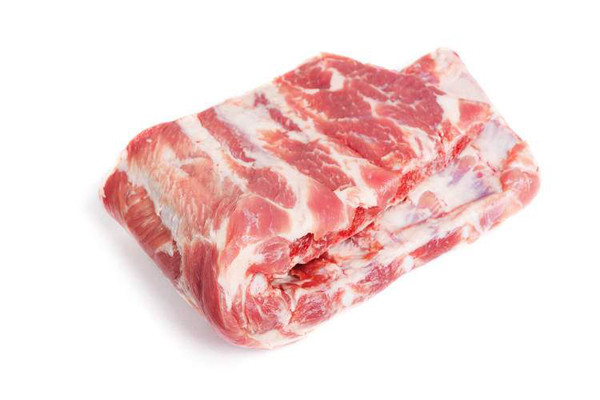 Sườn không có độ dính. Sườn mới thường sẽ có độ đàn hồi rất tốt. Nếu dùng tay ấn nhẹ, phần thịt sẽ nhanh chóng trở về vị trí ban đầu. Ngược lại, nếu đợi 1 lúc mà thịt không có dấu hiệu đàn hồi thì chứng tỏ loại sườn này không còn tươi ngon.