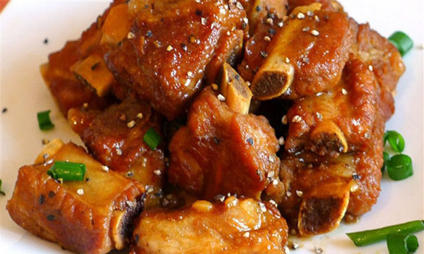 Trường hợp quay, rán, rim hay hun khói, bạn nên chọn sườn cốt lết thăn dày, ít mỡ khi chế biến thịt sẽ mềm, ngọt đậm. Ảnh: Internet.