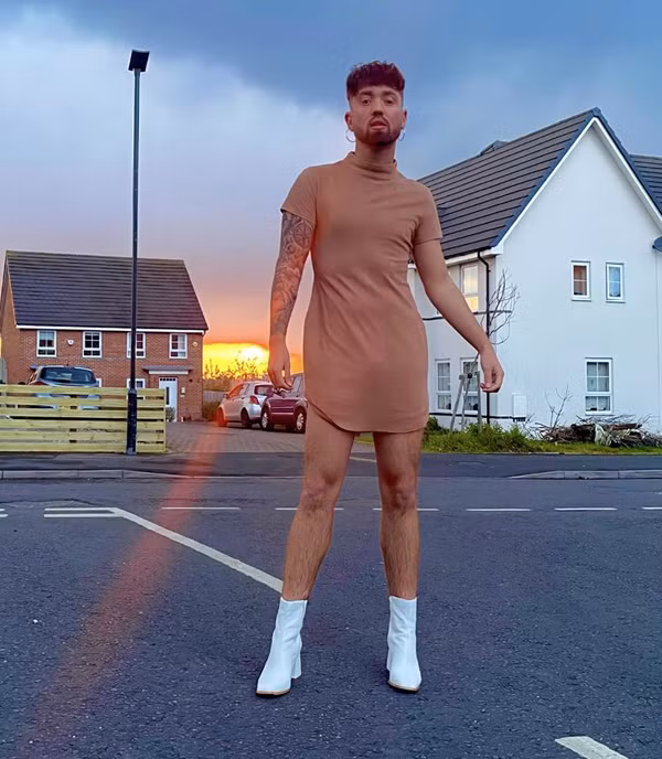 Connor Keaney (26 tuổi) đến từ Kings Norton, Anh. Sở hữu vẻ ngoài cực nam tính song anh chàng lại theo đuổi gu thời trang phi giới tính. Không chỉ thỏa mãn niềm đam mê cá nhân, Connor còn thường xuyên chia sẻ những bức ảnh của mình trong trang phục ưa thích.