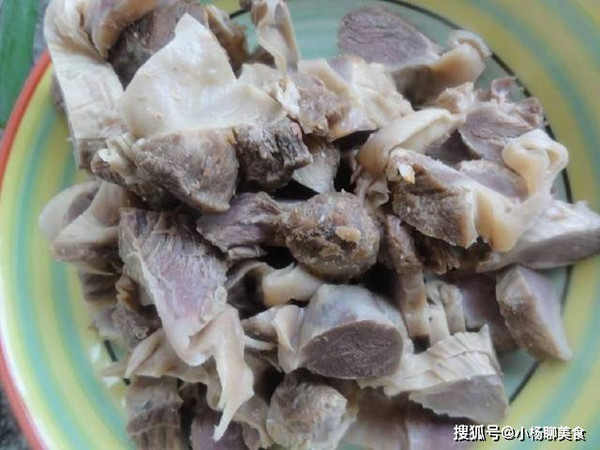 Bình thường, họ sẽ giữ lại phần thịt này để nấu ăn cho gia đình, những người đặt trước hoặc gộp chung với một loại thịt khác có giá tương đương. Do vậy, đôi khi có tiền cũng khó mua được.