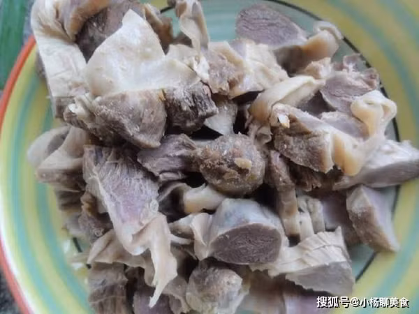 Bình thường, họ sẽ giữ lại phần thịt này để nấu ăn cho gia đình, những người đặt trước hoặc gộp chung với một loại thịt khác có giá tương đương. Do vậy, đôi khi có tiền cũng khó mua được.