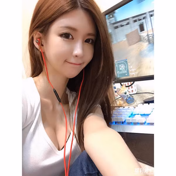 Nhờ sở hữu gương mặt đẹp cùng thân hình gợi cảm, cách tạo dáng táo bạo, lại theo đuổi gu thời trang sexy đánh trúng thị hiếu nên tên tuổi Abby ngày càng được biết đến nhiều hơn. Dần dần, cô thu hút lượng lớn người xem mỗi lần livestream, trở thành người mẫu ảnh cho nhiều nhãn hàng.