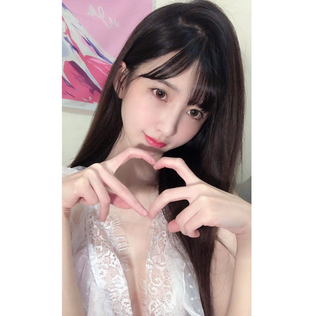 Nhiều fan của Abby cho biết họ sẵn sàng ngồi hàng giờ chỉ để ngắm nhìn thần tượng của mình đổi trang phục, cũng như nghe giọng nói ngọt ngào của cô nàng mà không dừng lại được.