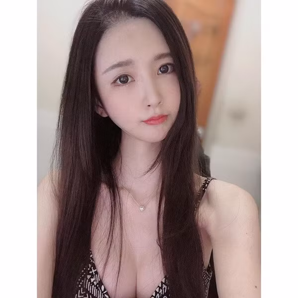 Dù vậy, bên cạnh những người yêu thích, không ít người ngán ngẩm vì hotgirl cố tình chọn nhầm size áo để khoe thân 1 cách lộ liễu. Ảnh: Instagram nhân vật.