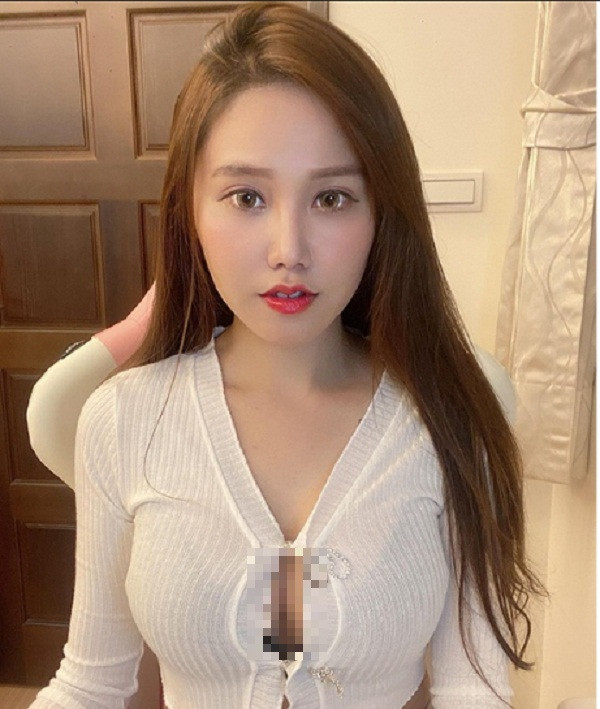 Thi thoảng “chơi lớn”, cô nàng sẽ lên sóng với chiếc áo bó sát, ngắn cũn cỡn như chọn nhầm size áo, dân tình chỉ biết "nín thở" khi hàng cúc chực chờ bung ra để lộ vòng 1 khủng.