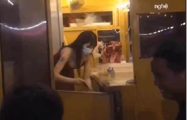 Vẻ đẹp mơn mởn của chủ quán cùng “tiếng tăm” đồn thổi còn thu hút các chủ kênh mạng xã hội đến để review.