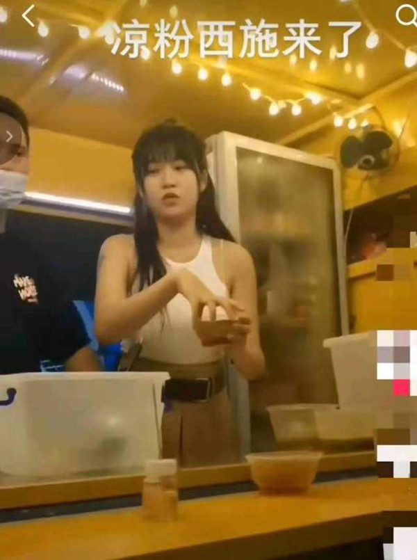 Bên cạnh ý kiến khen ngợi sự thành công của quán, nhiều người lại cho rằng cách làm này không giúp quán duy trì sự đông khách được lâu. Thay vì dùng “công thức” mặc hở bán hàng đã cũ, quán nên chú ý nâng cao chất lượng món ăn. Việc “làm màu” để thu hút khách sẽ không bền.