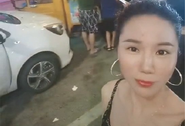 Sự hiếu kỳ của đám đông khiến lượng khách lúc nào cũng đông. Người mua không chỉ ngồi kín bàn bày sẵn mà còn xếp hàng dài trước cửa. Thậm chí, không ít nam thanh niên còn đi xe máy lòng vòng quanh quán chỉ để được tận mắt thấy mỹ nhân.