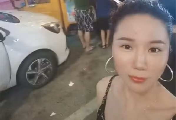 Sự hiếu kỳ của đám đông khiến lượng khách lúc nào cũng đông. Người mua không chỉ ngồi kín bàn bày sẵn mà còn xếp hàng dài trước cửa. Thậm chí, không ít nam thanh niên còn đi xe máy lòng vòng quanh quán chỉ để được tận mắt thấy mỹ nhân.