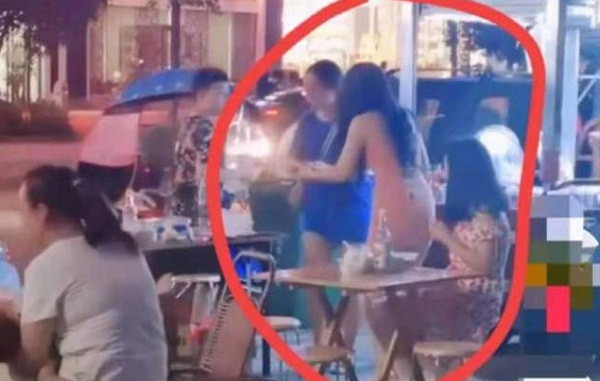 Đa số họ đều đồng ý chủ quán thực sự quyến rũ, thân hình nóng bỏng. Chủ quán có vẻ khá phóng khoáng khi sẵn sàng đồng ý chụp ảnh với những khách hàng có nhu cầu.