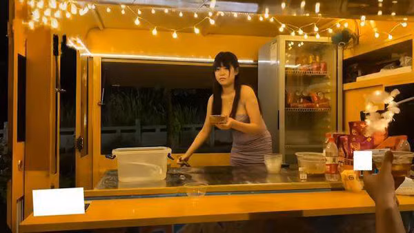 Mới đây, mạng xã hội Trung Quốc được dịp xôn xao bởi hình ảnh nữ chủ quán xinh đẹp, chuộng phong cách mặc hở bán hàng.