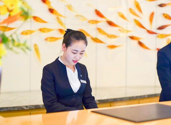 Gần đây, Lý Ái luôn cảm thấy khó chịu trong bụng, tiêu chảy, ăn không ngon miệng. Nghĩ công việc căng thẳng gây đau dạ dày nên cô gái cố chịu không đi khám.